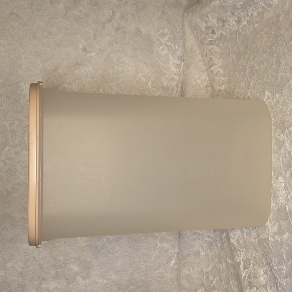 Tupperware: Container with Lid - Picture 1 of 7